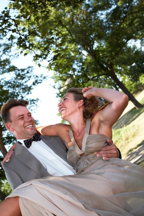 Bryllupsglæde: Smilende brudepar i naturlige omgivelser