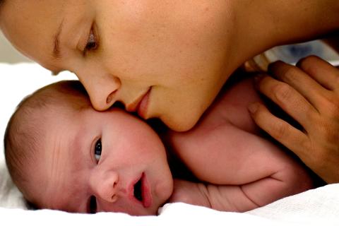 Ømt kys til en nyfødt baby, personlig fotografering
