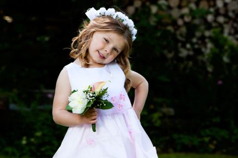 Sød blomsterpige med buket i naturligt lys