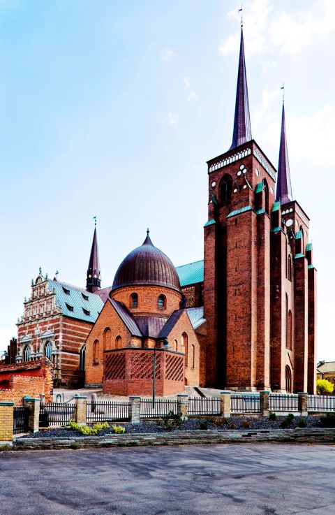 Roskilde Domkirke i fuld pragt under åben himmel
