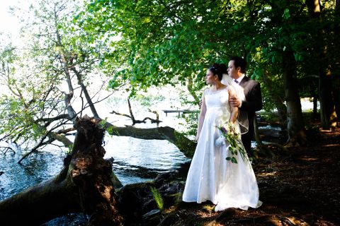 Bryllupspar i naturlige omgivelser ved søen