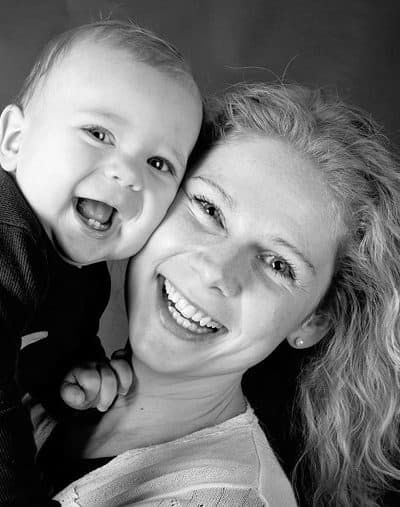 Nærhed i sort-hvid: Baby og mor portræt