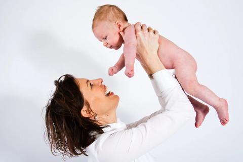 Legende mor med baby i armene – autentisk babyfotografering