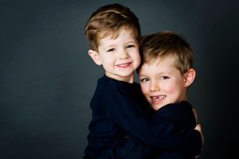 Hjertevarm omfavnelse mellem to drenge