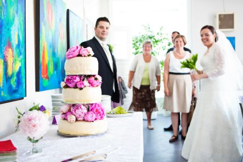 Bryllupsfest med brudepar og smuk kage