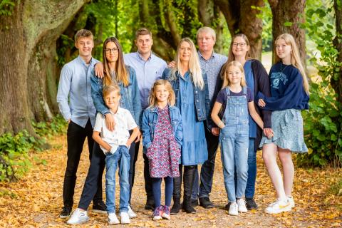 Familiefotografering i Virum: Autentiske smil og efterårs...