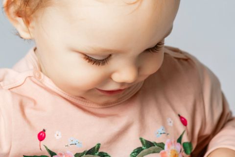 Blikket nedad i naturlig baby fotografering