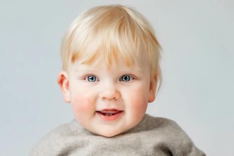 Blå øjne fanger blikket – autentisk babyfoto i Virum